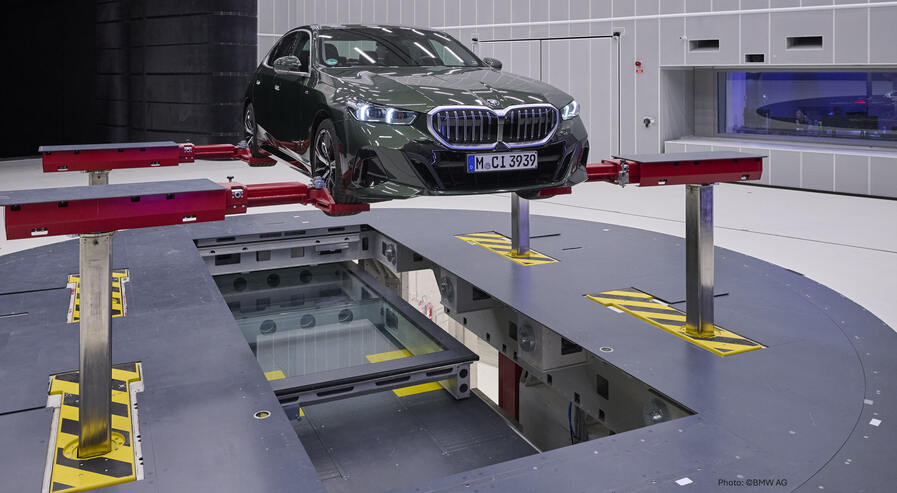 Auto auf einer Fahrzeughebebühne mit austauschbaren Bodensegmenten