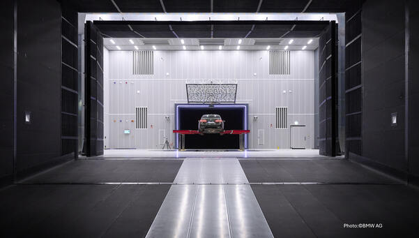 Auto in einer Akustikkammer