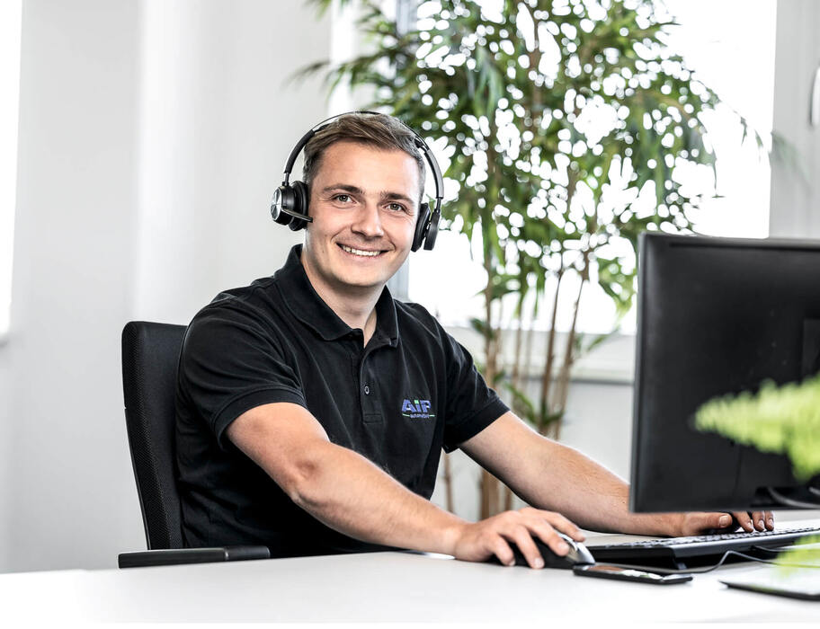 Service Kontakt - Mann im Büro 