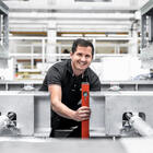 Lachender Mitarbeiter in Industriehalle