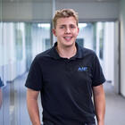 Mitarbeiter lächelt in die Kamera