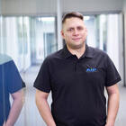 Mitarbeiter lächelt in Kamera