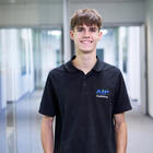 Auszubildender lächelt in Kamera