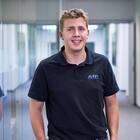 Mitarbeiter lächelt in Kamera