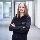 Auszubildende lächelt in Kamera