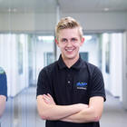 Auszubildender lächelt in Kamera