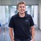 Mitarbeiter lächelt in Kamera