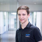 Auszubildender lächelt in Kamera