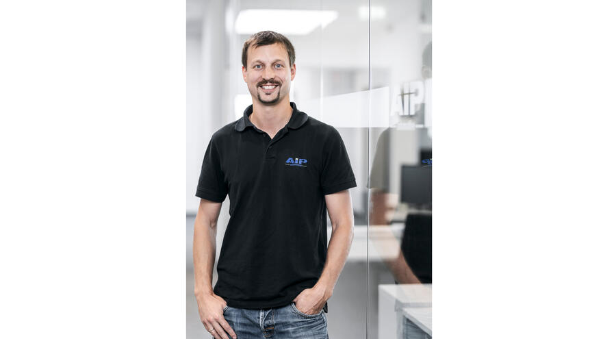 Mitarbeiter lächelt in Kamera