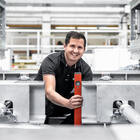 Lachender Mitarbeiter in Industriehalle