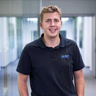 Mitarbeiter lächelt in Kamera