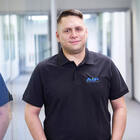 Mitarbeiter lächelt in Kamera