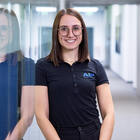 Mitarbeiterin lächelt in Kamera