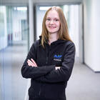 Mitarbeiterin lächelt in Kamera