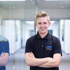 Mitarbeiter lächelt in Kamera