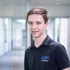 Mitarbeiter lächelt in Kamera