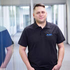 Mitarbeiter lächelt in Kamera