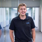 Mitarbeiter lächelt in die Kamera