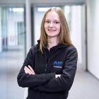 Auszubildende lächelt in die Kamera