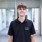 Auszubildender lächelt in die Kamera