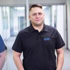 Mitarbeiter lächelt in die Kamera