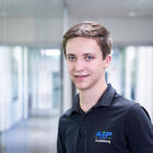 Auszubildender lächelt in die Kamera