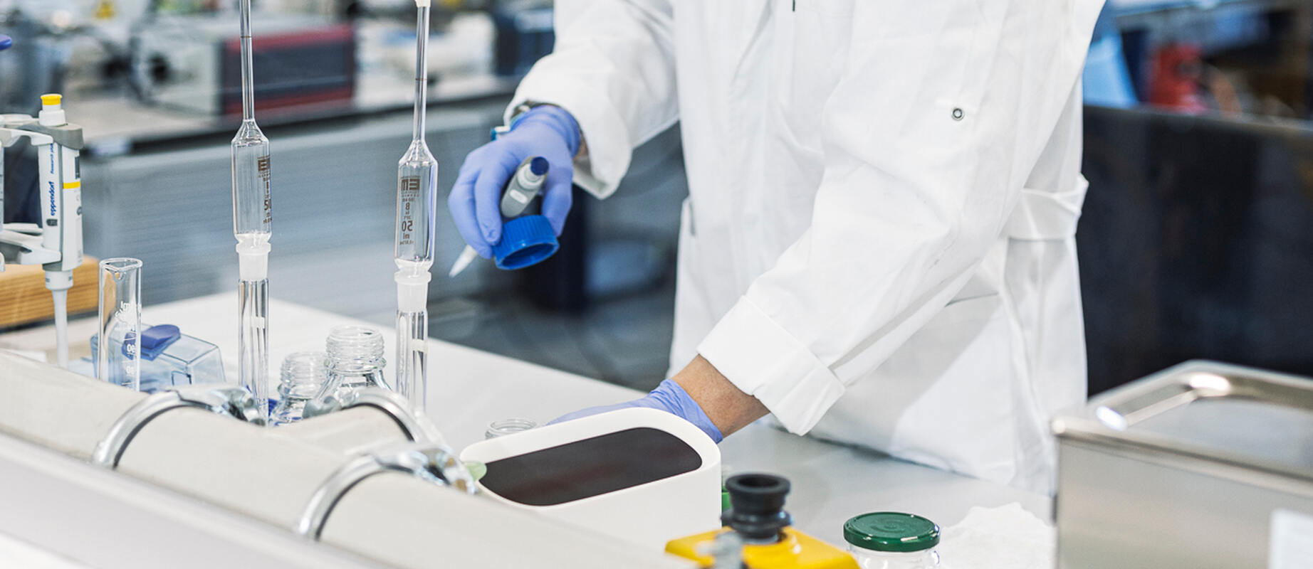 Person im Kalibrierlabor