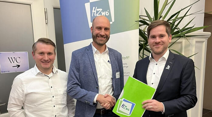 3 Personen bei Mitgliedschaftsabschluss HZwo