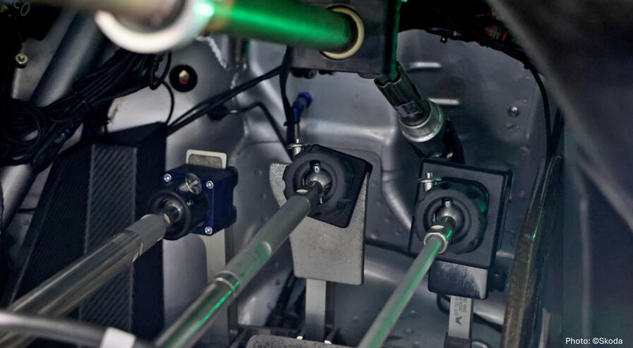 Roboter steuert Fahrzeug präzise