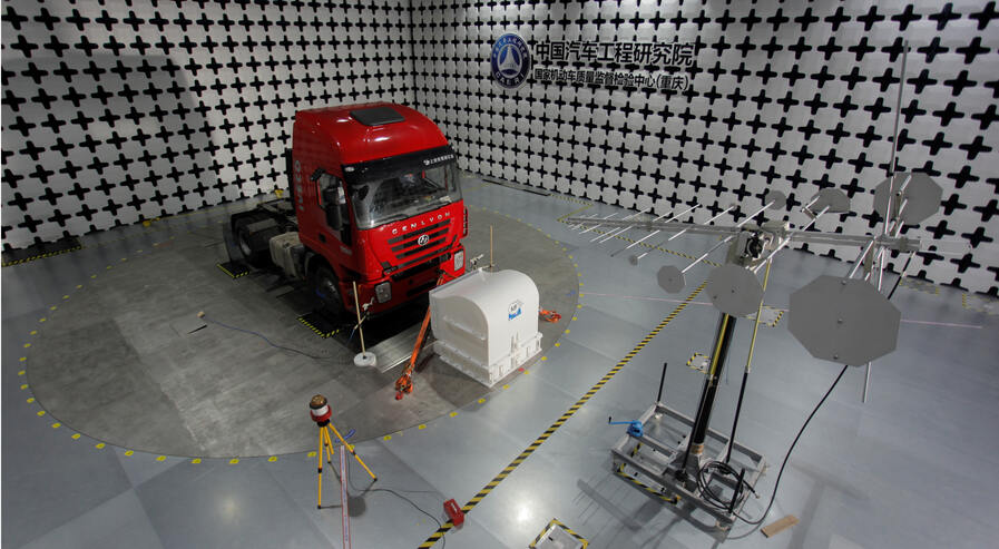 LKW in EMV-Kammer mit Antennen