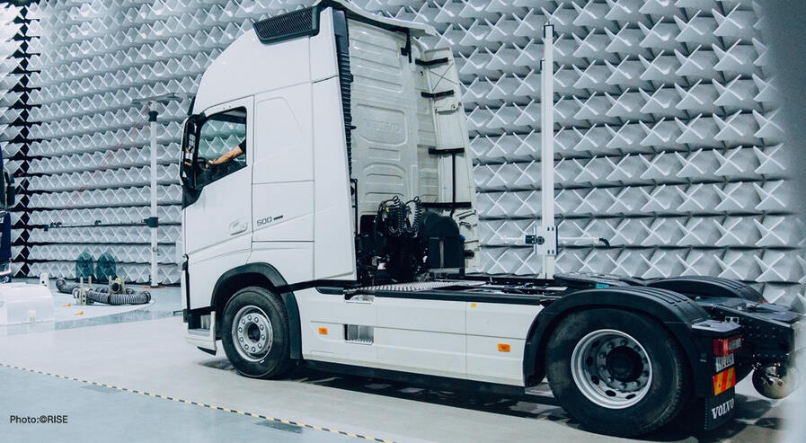 LKW in EMV Prüfkammer