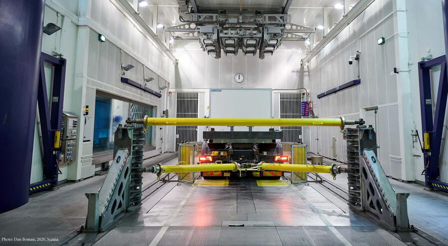 Heavy vehicle on a large test bench