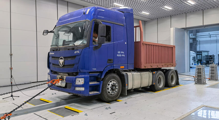 Heavy-duty test bench for trucks, buses, and special-purpose vehicles