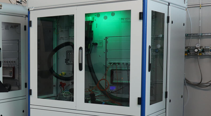 Test bench in laboratory operation