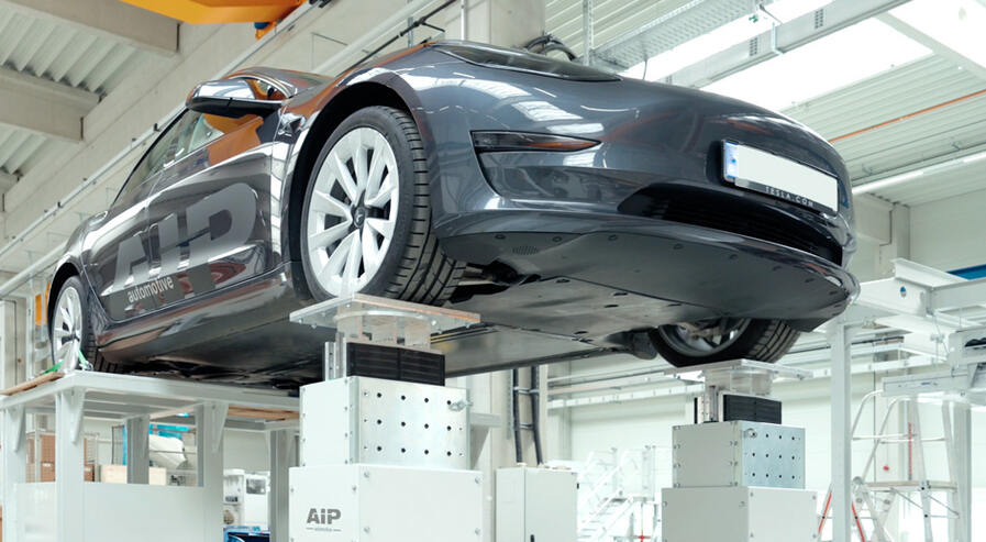 E-Pulser mit Auto