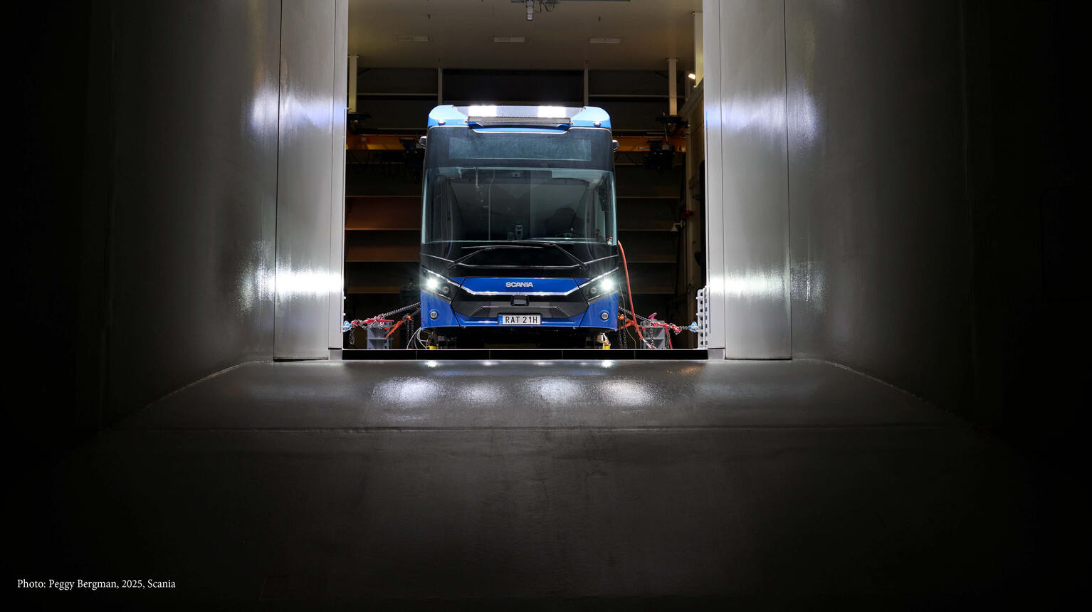 Bus im Windkanaltest