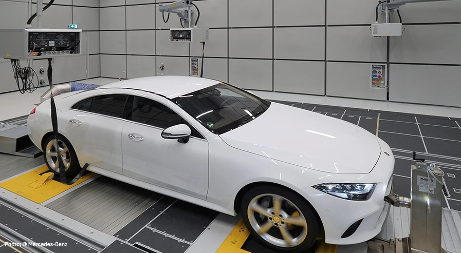 Vehicle on pulsed flat track test bench