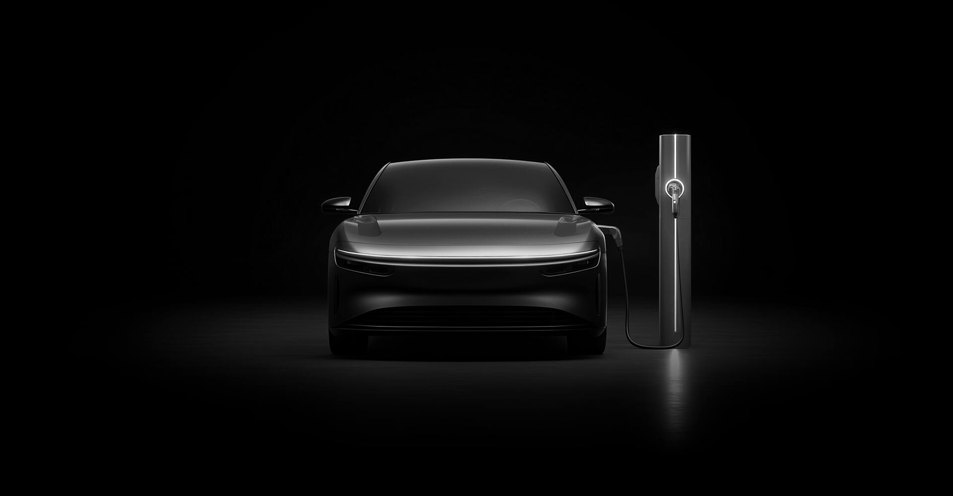 Elektrofahrzeug an Schnellladesäule