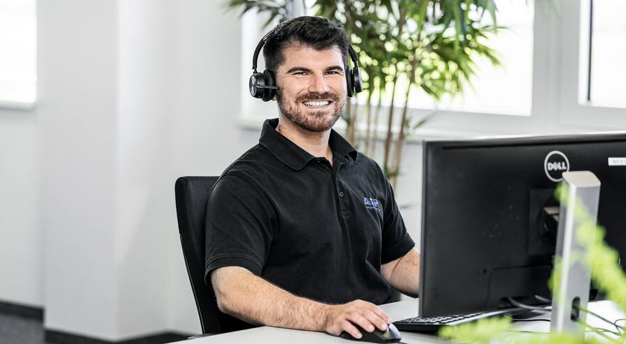 Service Kontakt - Mann im Büro