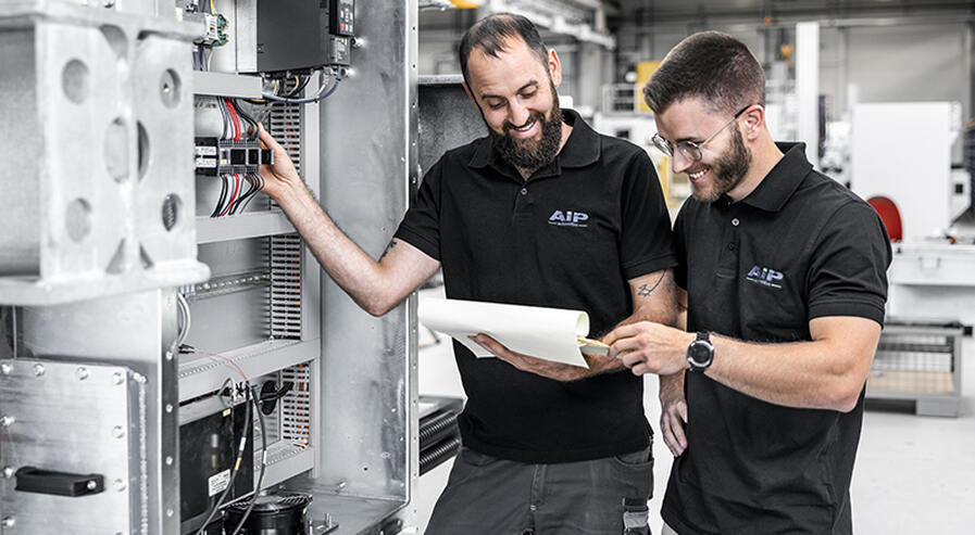 Zwei Techniker lesen den Schaltplan